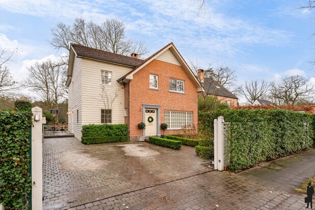 Warme karaktervolle gezinswoning met uniek zicht te Brasschaat!