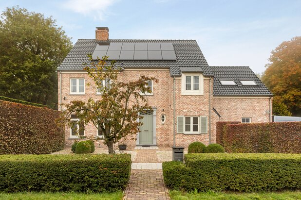 Ruime villa met tuin, bijgebouw en dubbele garage in Zoersel.