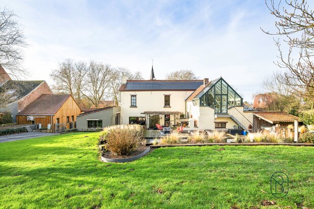 Villa met zwembad, professioneel gedeelte + studio