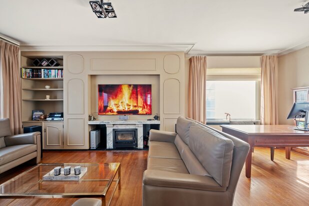 Unieke eigendom met vrijstaande woning met kantoor, loods en een grote dubbele garage