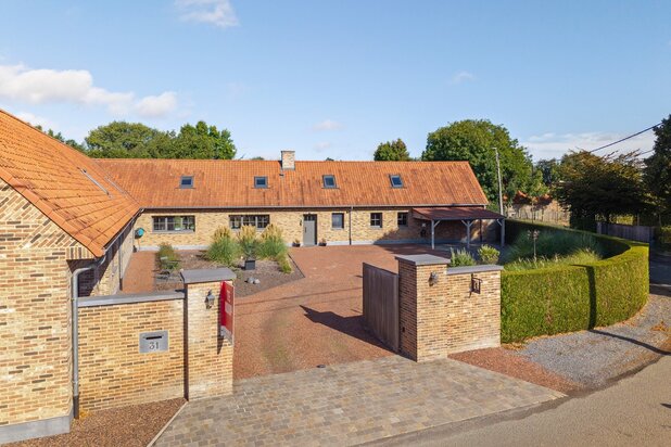 Instapklare en energiezuinige villa met zwembad en loods aan de voet van de Vlaamse Ardennen met heel veel privacy