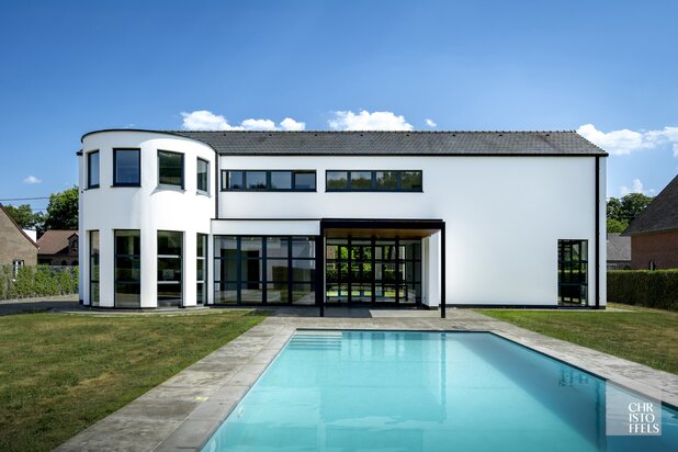 Tijdloze villa (405 m²) met zwembad, magazijn en weiland op 4.858 m²!