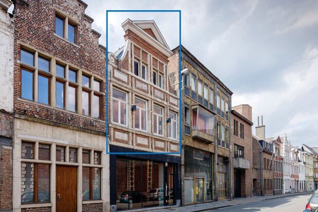 Bijzondere opbrengsteigendom bestaande uit een dakappartement en drie afzonderlijke kamers met eigen sanitair