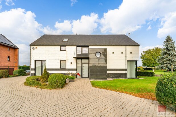 Ruime luxueuze villa met een bewoonbare opp van ca. 259m² en een perceel van 3900m².