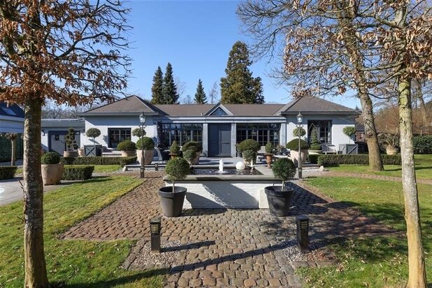 Karaktervolle villa met verwarmd zwembad op een prachtig perceel van 15a 46ca in Bokrijk