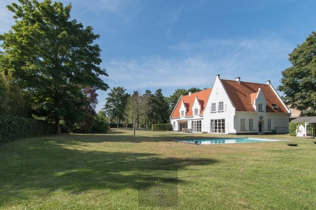 Uitzonderlijke villa op 3299m² gelegen op toplocatie te Nieuwpoort-Bad.