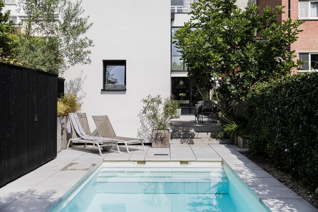 Buitengewoon royaal herenhuis centrum Gent met verwarmd buitenzwembad.