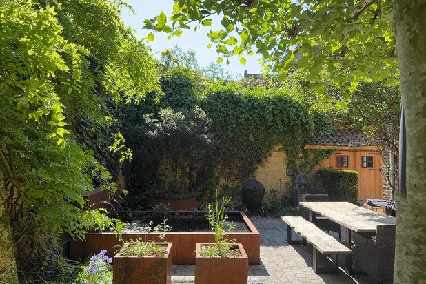 Patershol. Exceptionele eigendom met bijzondere buitenruimte en nabijgelegen overdekte autostaanplaats