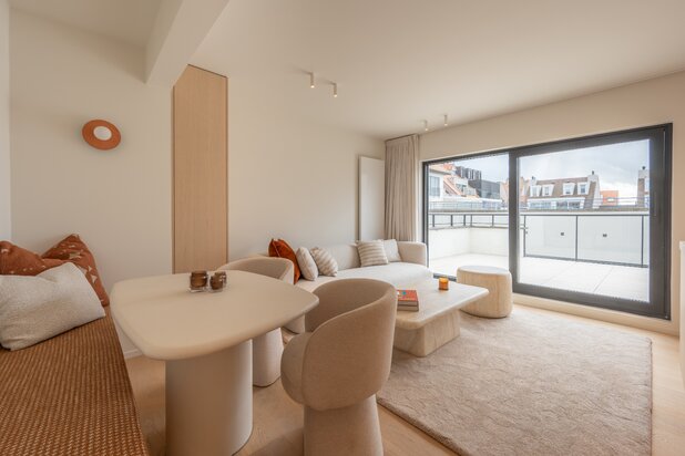 Penthouse rénové de 2 chambres, situé au centre de la charmante rue August Dansestraat à Knokke.