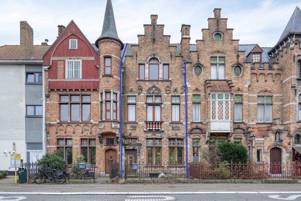 Assebroek : Ruim herenhuis met trapgevel en uitzonderlijk potentieel