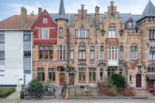 Ruime herenwoning met trapgevel en uitzonderlijk potentieel te Assebroek