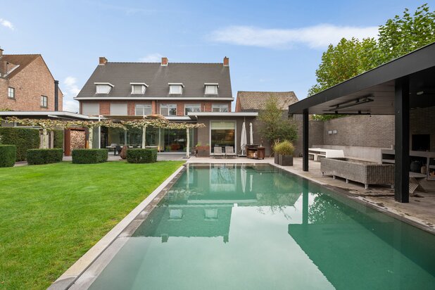 High-end afgewerkte praktijkvilla in het centrum