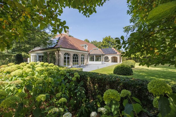 Riante villa met 5 slpk, 3 badk. & binnenzwembad op 4.000 m2