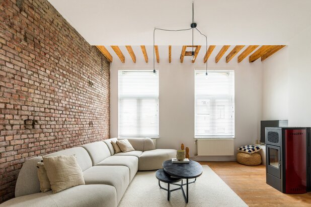 Ruime stijlvolle duplex met terras in eclectisch herenhuis