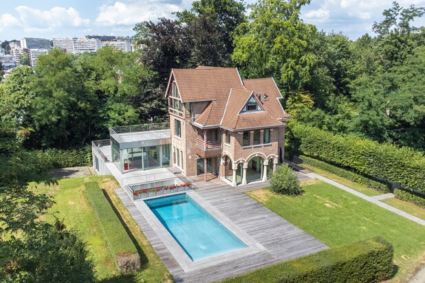 Magnificent 6-bedroom villa with swimming pool in the heart of a private park