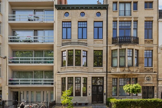 Prestigieuze en totaalgerenoveerde herenwoning.