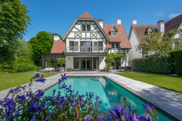 Beautiful villa tucked away in a path in the Zoute...