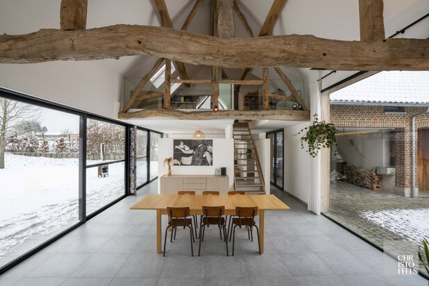 Exclusieve vierkantshoeve met buitenzwembad en vrij uitzicht op perceel van 3.213m²