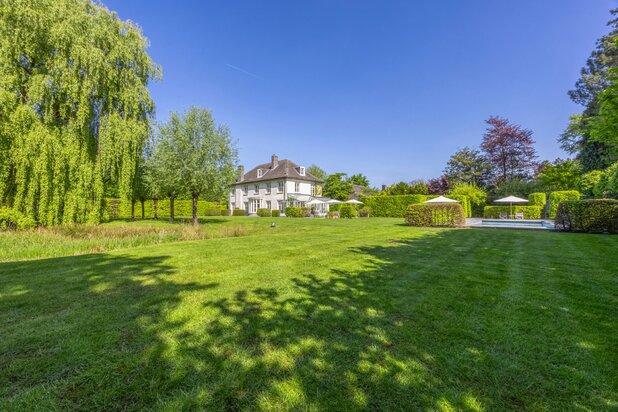 Unieke parel op royaal perceel (3.877 m²) met bouwgrond