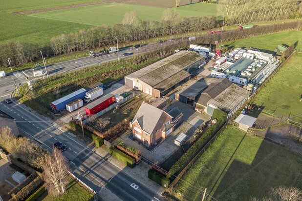 Landelijk pand met loodsen op meer dan 1 hectare grond