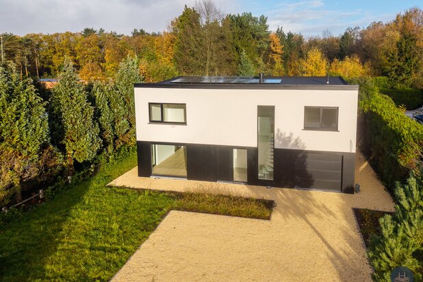 In het groen gelegen imposante vernieuwbouw