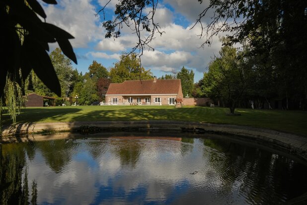 Exclusief wonen op domein van 18.000 m² met zwembad en vijver