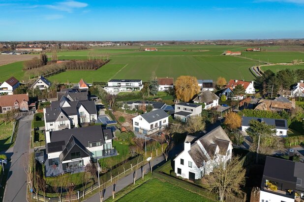 Villa individuelle sur un terrain de 1.097 m², située dans un environnement résidentiel calme.