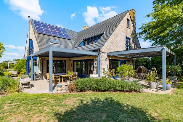 EXCLUSIEVE VILLA MET 5 SLAAPKAMERS EN PRACHTIGE TUIN