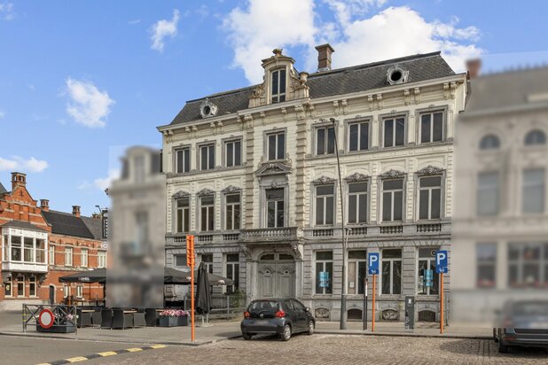 Op de MARKT van RONSE: prachtige HERENWONING met potentieel.