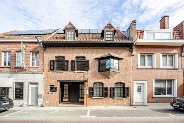 Charmante herenwoning met uitweg achteraan (3 garages). 