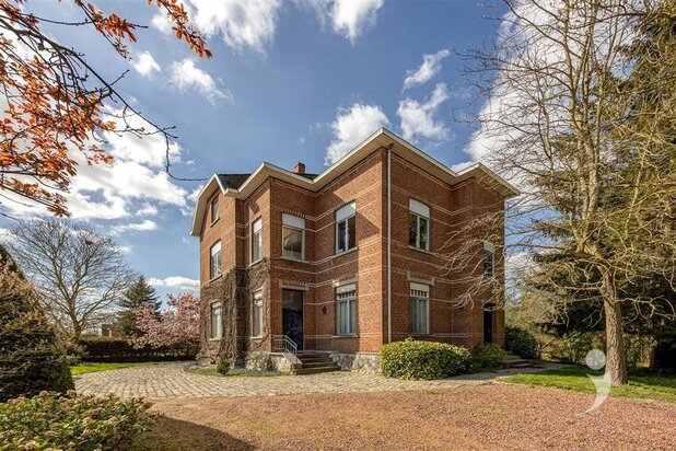 Unieke herenwoning met veel potentieel