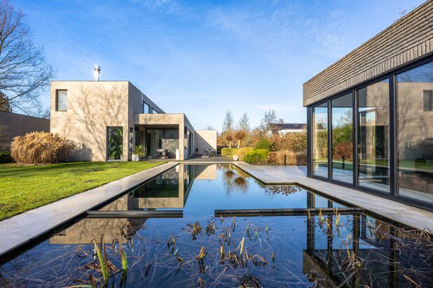 Luxueuze moderne villa met zwemvijver omringd door groen