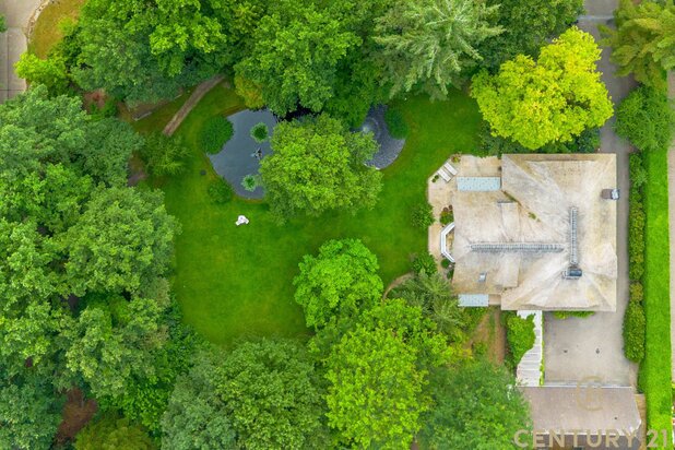 Characterful country house with beautiful landscaped garden