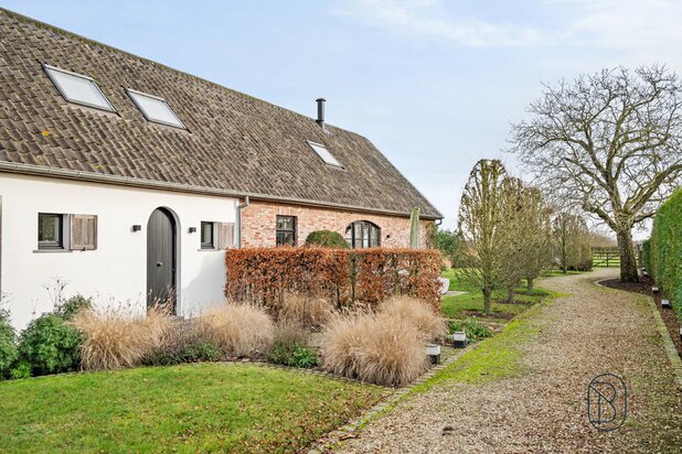 Charmante landhuis met paardenstallen op 7560m2.