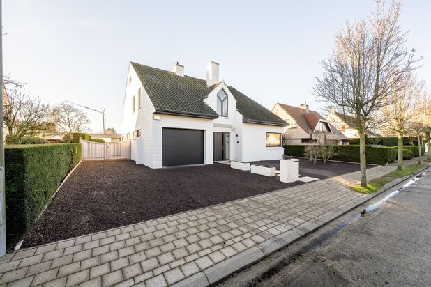 Alleenstaande villa met 4 slaapkamers in een residentiële omgeving.