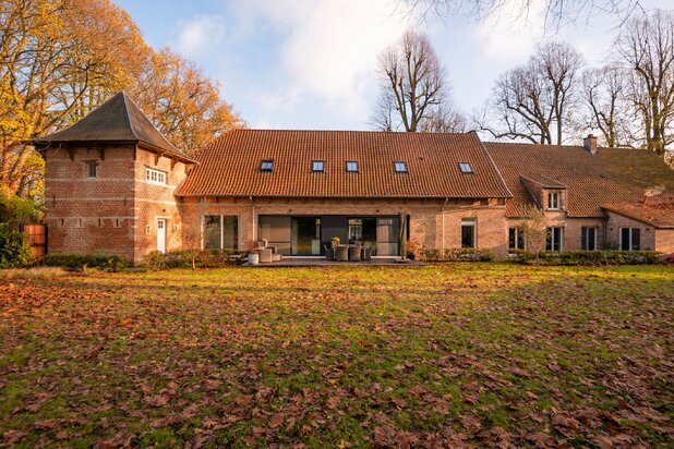 Historische kasteelhoeve in het park van Kasteel Wissekerke