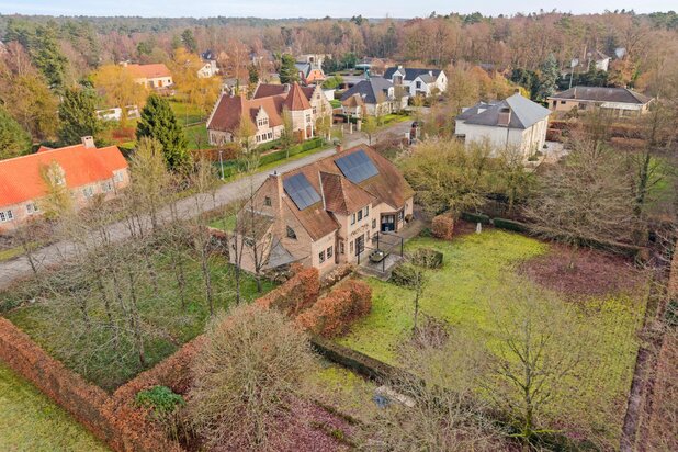 Tijdloze villa met groen uitzicht op +/- 2.750 m² te Lichtaart!