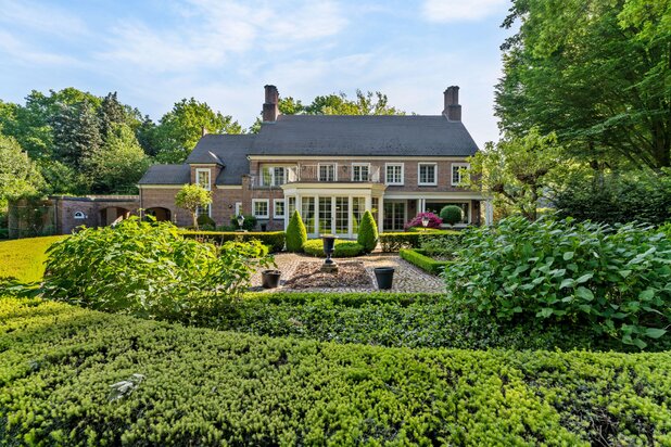 Architecturale Laporta-villa met 5 slpks, 3 badks op 5.233m²