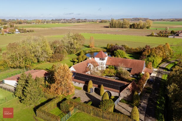 Zeer rustig gelegen vierkantshoeve met vergunde volumes