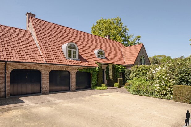 Riante villa met maar liefst 498m² woonopp. nabij Bels groen