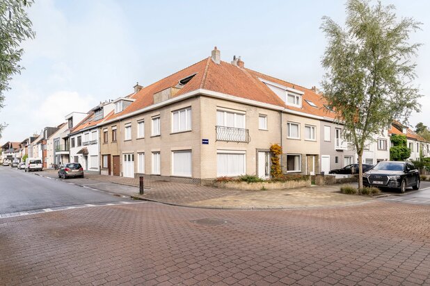 Maison de coin à rénover avec beaucoup de potentiel