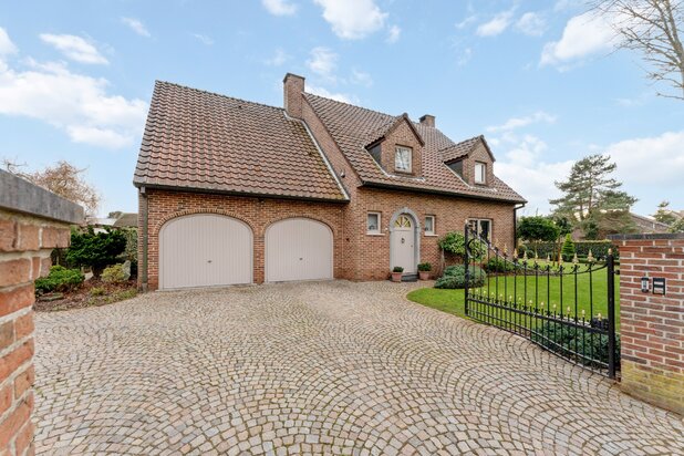 Instapklare en uitstekend onderhouden gezinswoning met 4 slaapkamers op een terrein van 908m² te Genk.