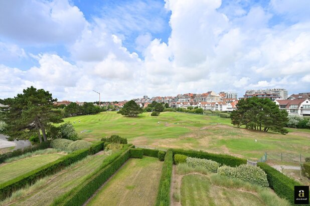 Uitzonderlijk hoekappartement van 188m² met open zicht op de Approach Golf in hartje Zoute.