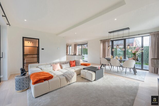 Modern detached villa on 813 m² in a quiet area