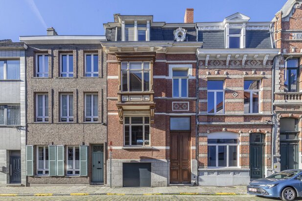 IN OPTIE - Authentieke stadswoning met groene tuin