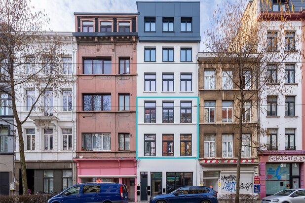 Gerenoveerde duplex met buitenruimte op het Zuid