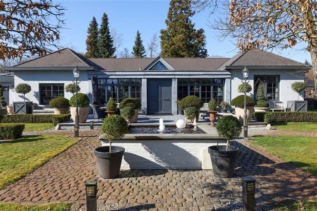 Karaktervolle villa met verwarmd zwembad op een prachtig perceel van 15a 46ca in Bokrijk