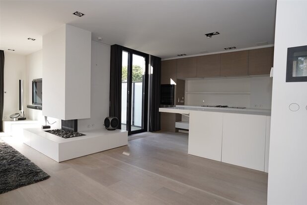 Exclusive Living: Luxury Penthouse with Pool Access & 3 Bedrooms!