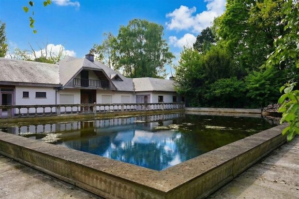 Majestueuze eigendom gelegen op een weelderig landgoed van ca. 1 ha!