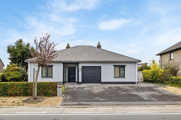 Ruime bungalow met 3 slaapkamers, zwembad en groot perceel in Sint-Pauwels